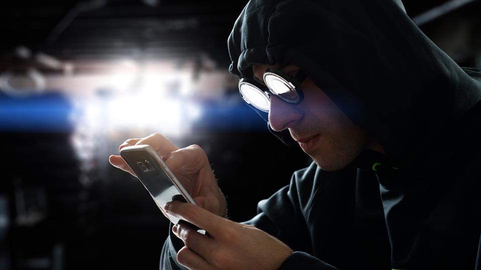 È possibile spiarci con webcam e smartphone?