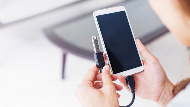 Smartphone connesso a chiavetta USB con cavo OTG