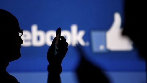 Invertir Facebook, videos violentos están examinando antes de su publicación