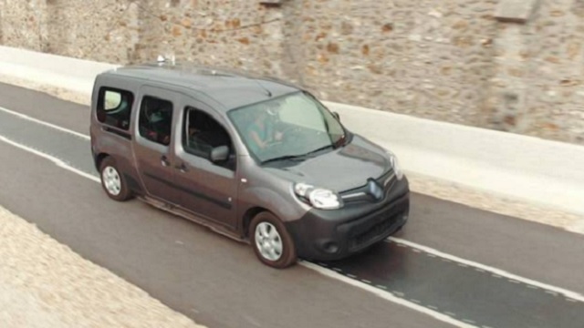 La strada che ricarica l'auto mentre viaggia