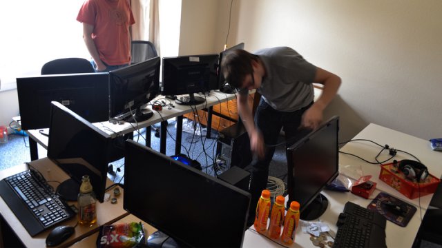 Una piccolissima LAN in una sola stanza attrezzata per un torneo di videogame
