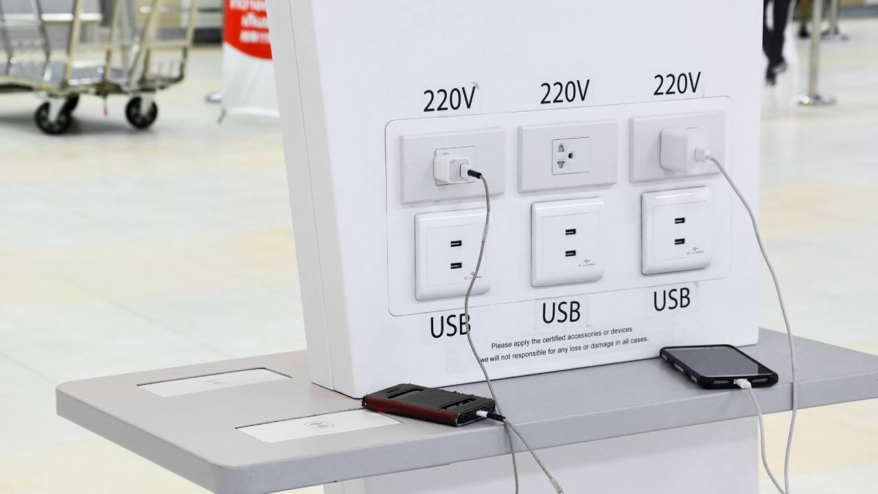 Perché è pericoloso ricaricare lo smartphone dalla USB pubblica?