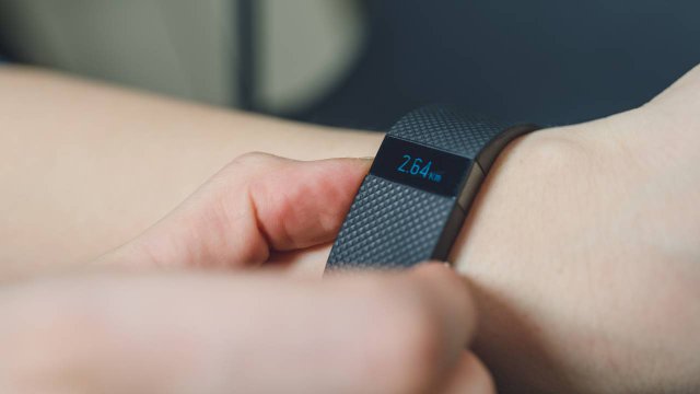 Fitbit Charge review: An improved band, but lacking heart rate - CNET