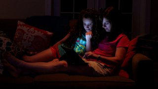 La luce di tablet e smartphone favorisce l'insonnia