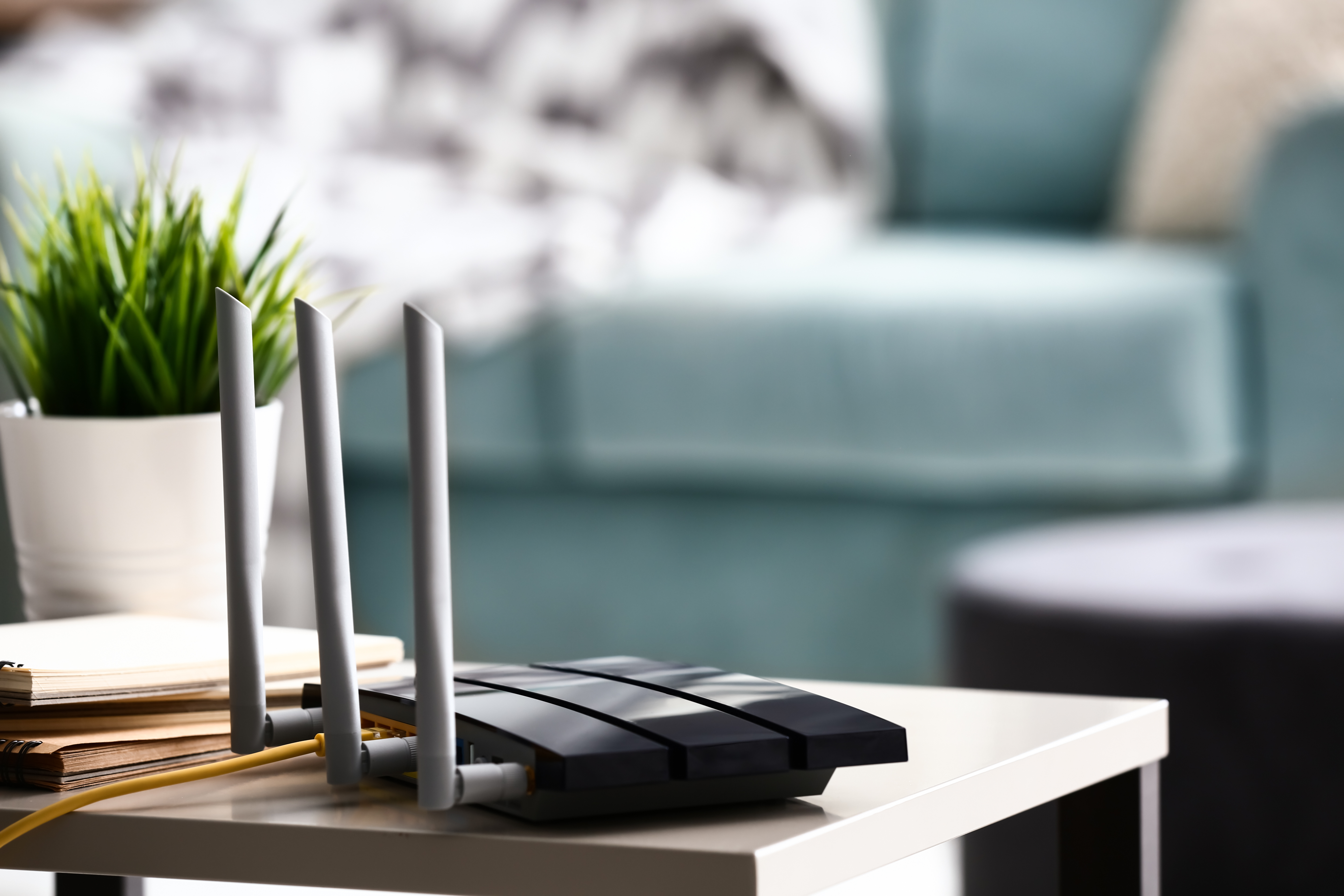 Router wifi su tavolino in soggiorno Router wifi su tavolino in soggiorno