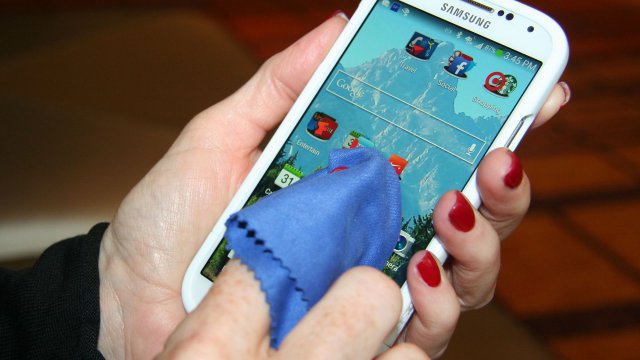 Trucchi e consigli per pulire lo schermo dello smartphone - FASTWEBPLUS