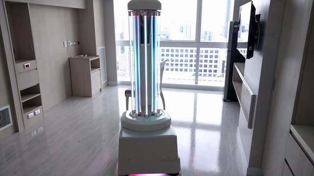 Coronavirus, un robot utilizza la luce UVC per sanificare i magazzini