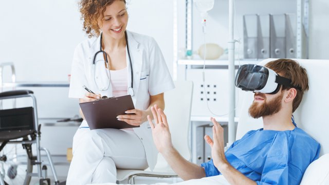 Paziente con visore VR in camera d'ospedale