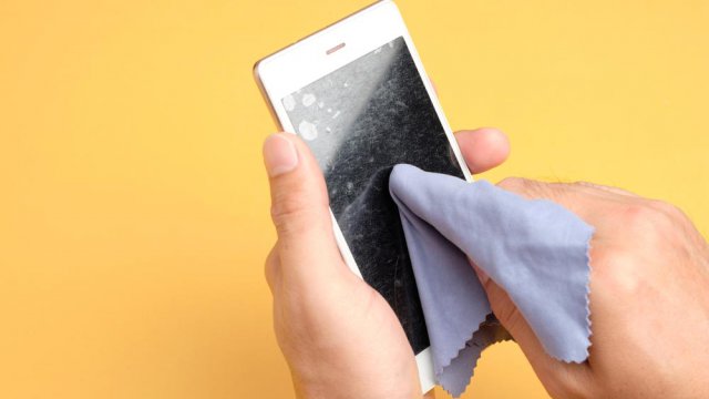 Basta dentifricio! Huawei brevetta una tecnica per rimuovere i graffi dai  display 