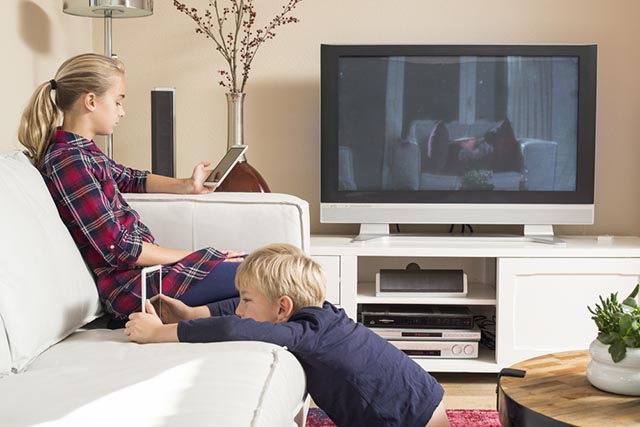 Bambini soli in casa con smartphone e TV