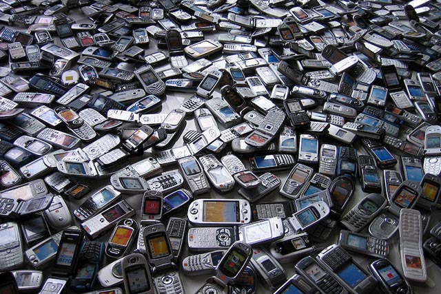 Vecchi telefoni cellulari gettati