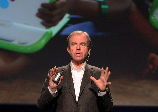 Negroponte nel corso della presentazione del programma OLPC