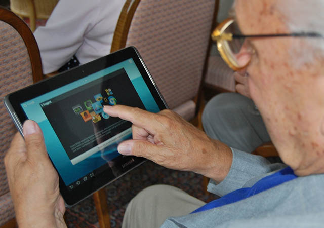 Cresce il numero di anziani connessi da mobile