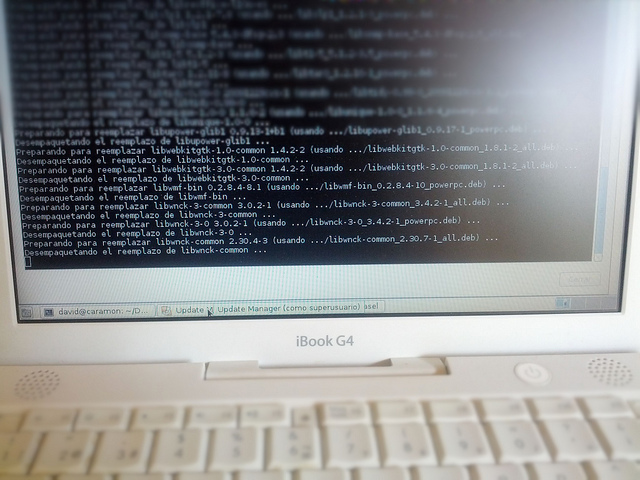 Debian in fase di installazione su MacBook