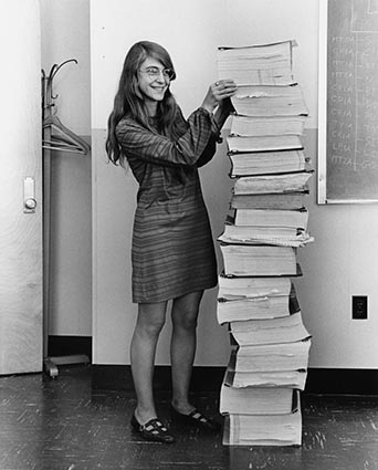 Margaret Hamilton affiancata dal software che ha fatto volare l'Apollo 11