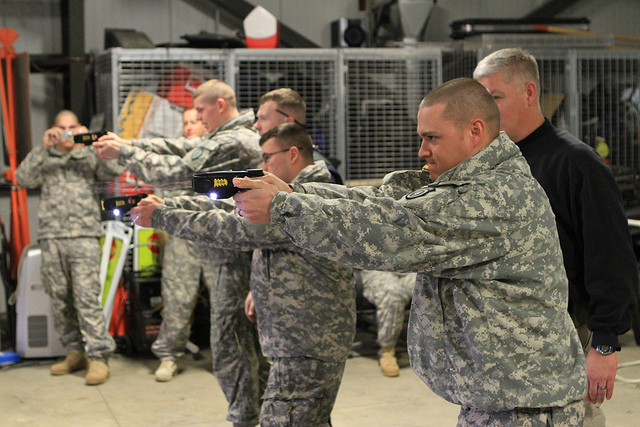 Soldati si addestrano all'utilizzo del Taser