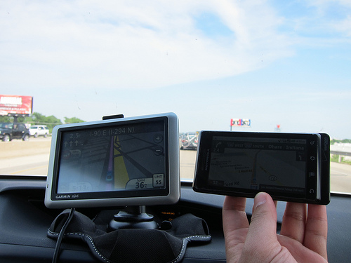 Smartphone e navigatore satellitare a confronto