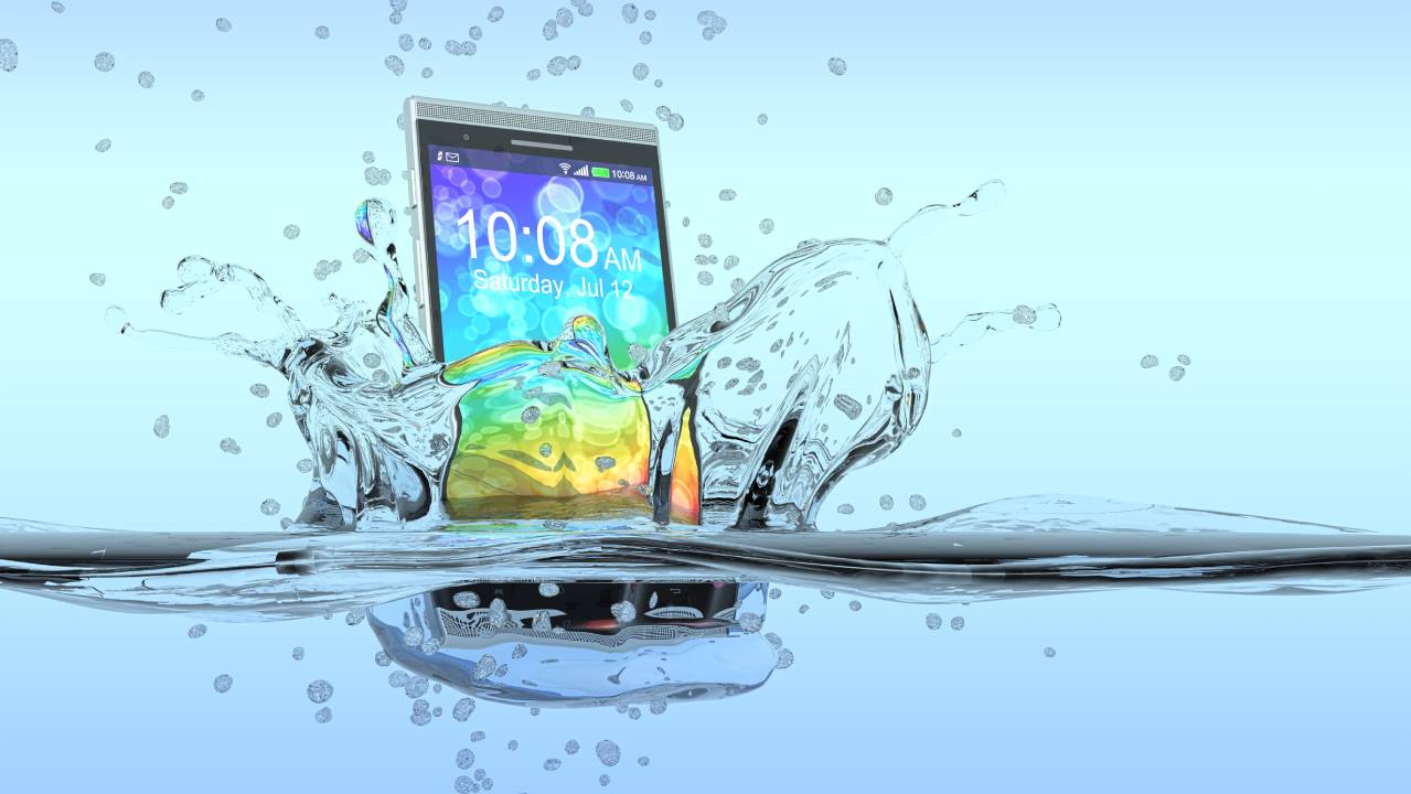 smartphone cade in acqua