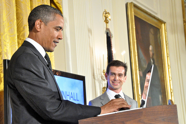 Obama utilizza Twitter alla Casa bianca. Sullo sfondo Dorsey
