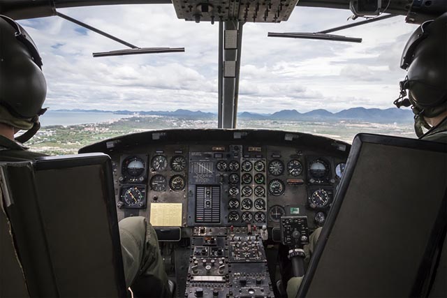 L'interno di una cabina di pilotaggio di un elicottero militare