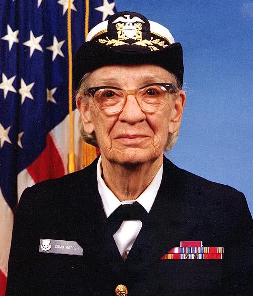Grace Hopper con indosso la sua amata uniforme della Marina