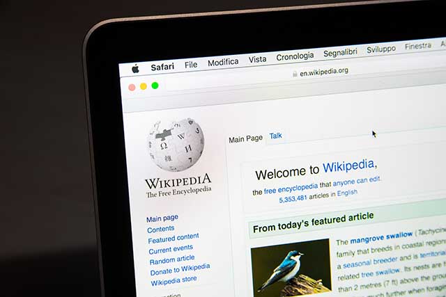 Homepage di Wikipedia su laptop