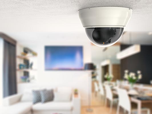 Una telecamera di videosorveglianza a soffitto offre il maggior angolo di visuale