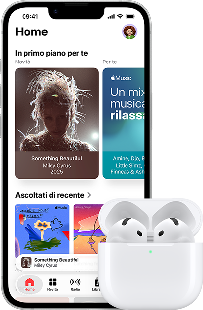 iPhone 17e mostrato di fronte, schermata Home con app Apple Music, affiancato a un paio di AirPods Pro 3 nella custodia di ricarica MagSafe aperta