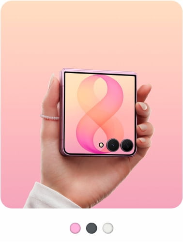 Persona tiene in mano il nuovo Galaxy Z Flip8 nella colorazione Pink.
