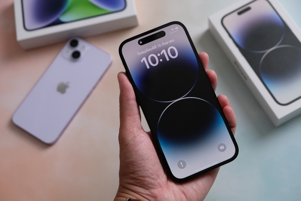 Uomo-tiene-in-mano-iphone-schermata-blocco