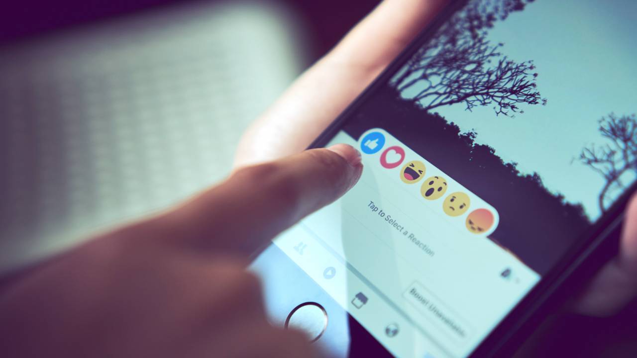 Facebook su smartphone Facebook su smartphone