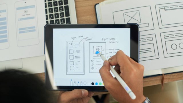 persona che realizza un wireframe