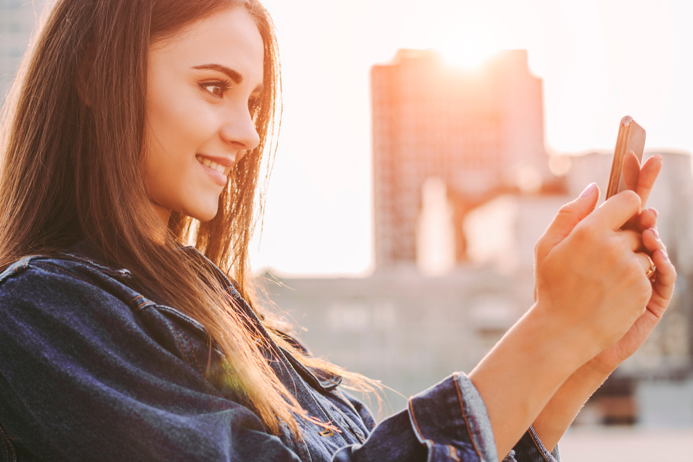 Donna-usa-fotocamera-iphone Donna-usa-fotocamera-iphone