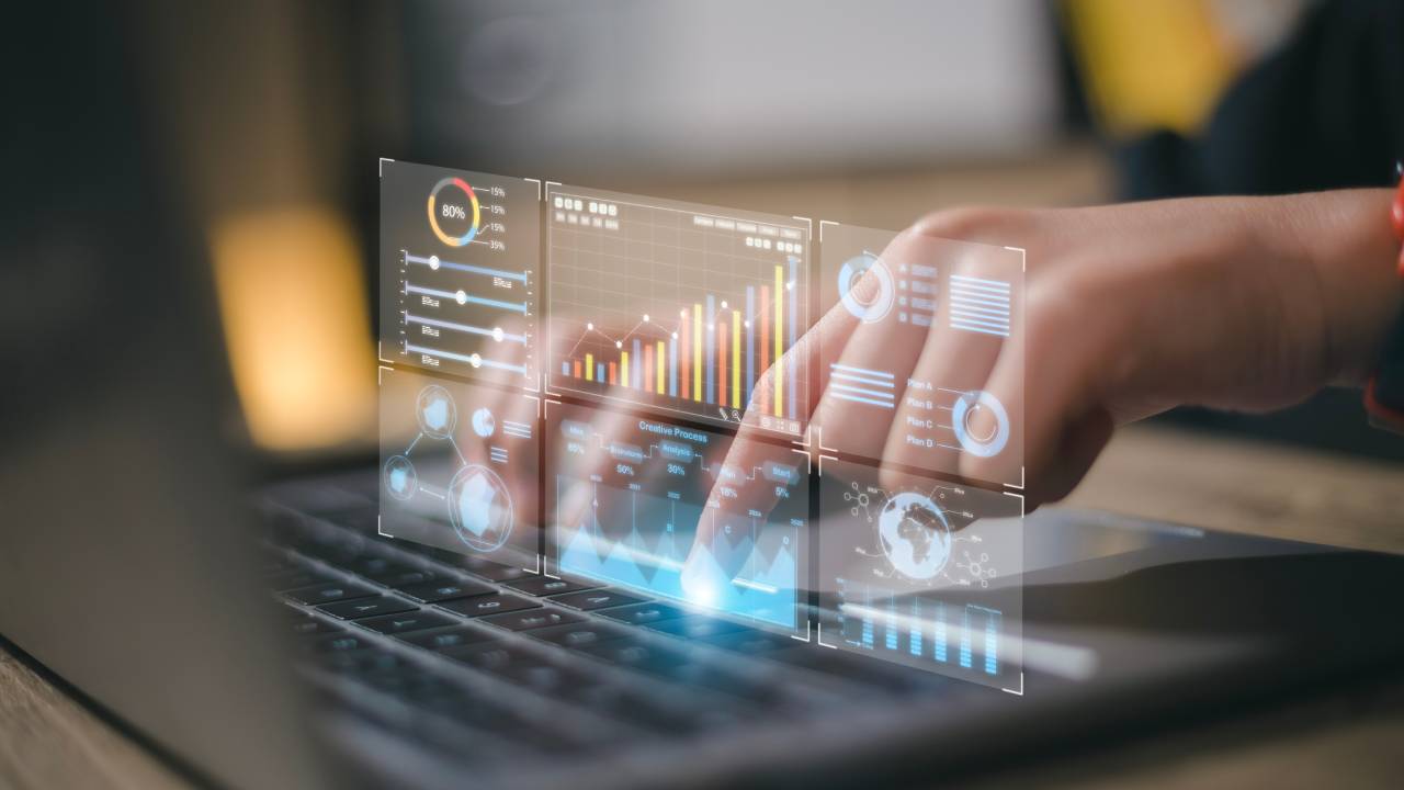 Digitale-sulla-tastiera-grafici-insights