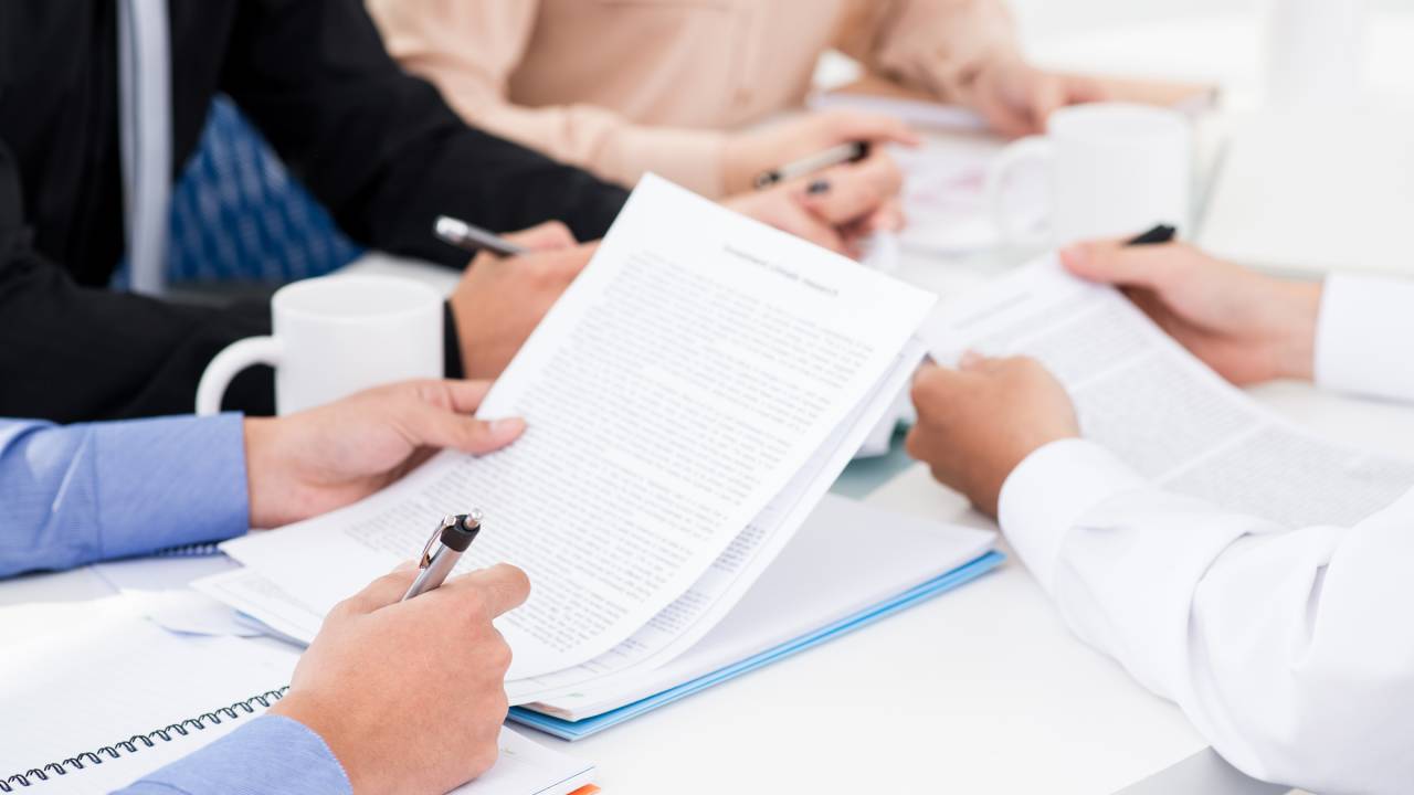 Uomini-firmano-documenti Uomini-firmano-documenti