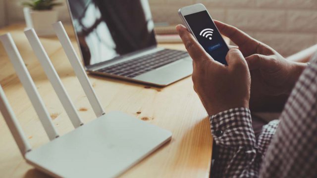 Router Wi-Fi con smartphone