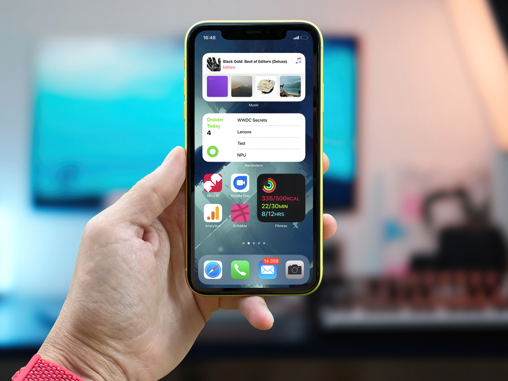 Iphone in mano con widget e app Iphone in mano con widget e app