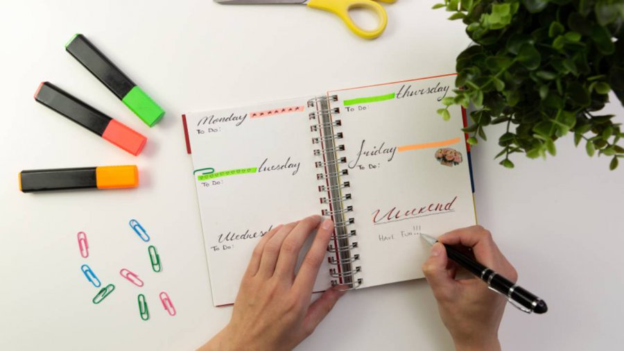 un bullet journal sulla scrivania