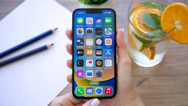 iphone su un tavolo