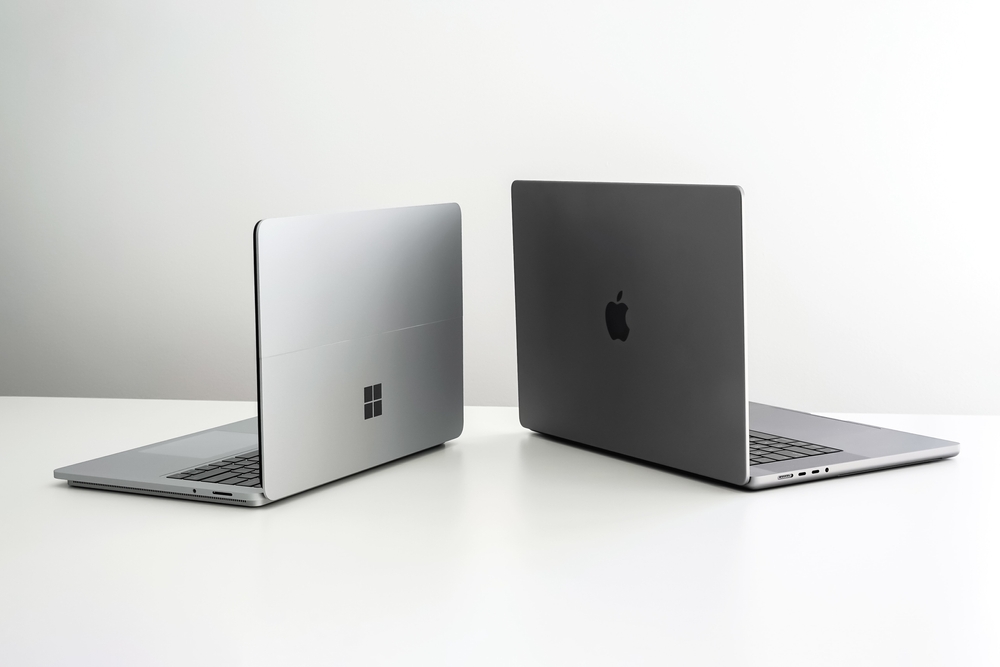Computer-mac-e-windows-sul-tavolo