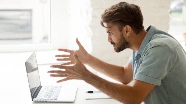 ragazzo disperato al pc