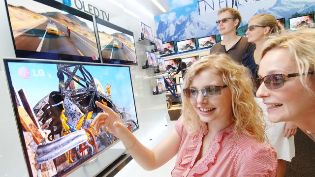 Alcune persone provano la qualità dei TV OLED 3D nel corso del CES