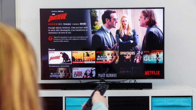 Una persona guarda netflix sul TV