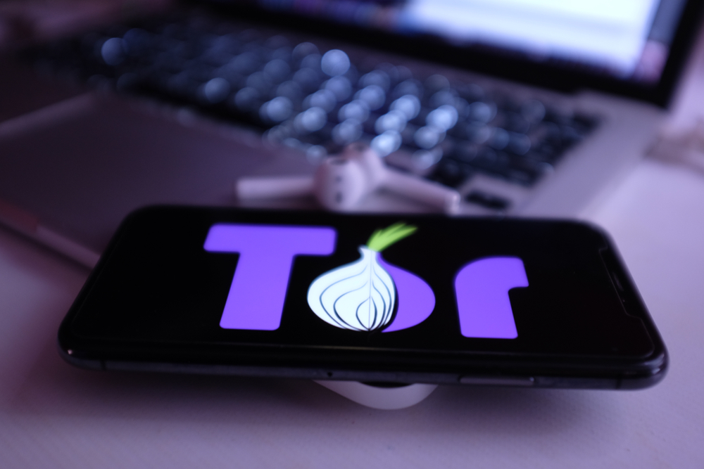 Smartphone-sulla-scrivania-con-schermata-tor