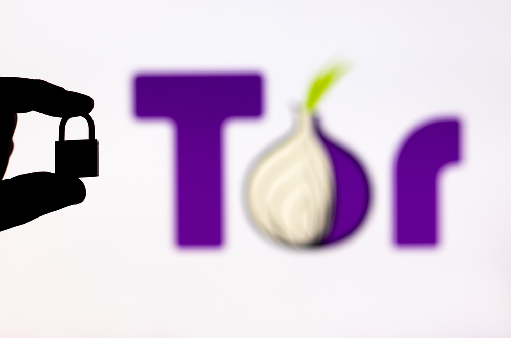 Mano-che-racchiude-un-lucchetto-e-scritta-tor-sullo-sfondo Mano-che-racchiude-un-lucchetto-e-scritta-tor-sullo-sfondo