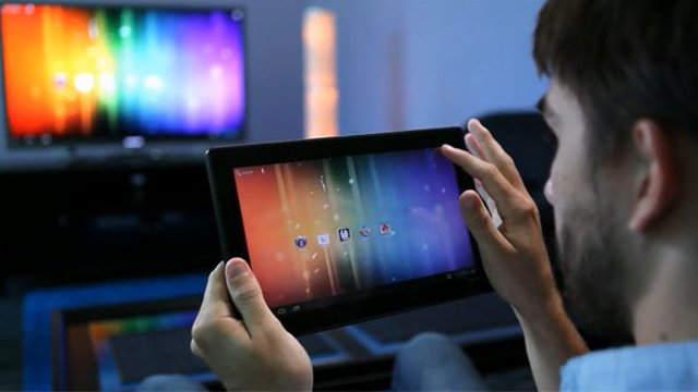 Un tablet Android connesso allo SmartTV grazie al Miracast