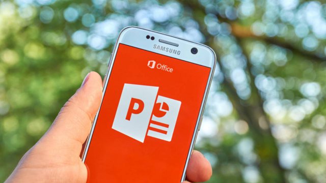 persona che tiene in mano smartphone con PowerPoint