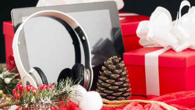 Smartphone, tablet, smartwatch: 23 idee regalo di Natale per gente molto  tech