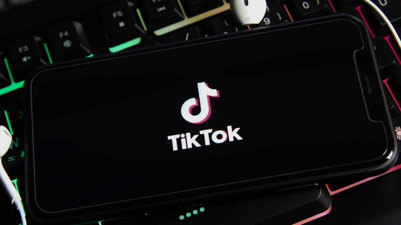 TikTok: che cos’è e tutte le funzionalità dell’applicazione più amata dai giovani TikTok: che cos’è e tutte le funzionalità dell’applicazione più amata dai giovani