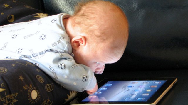 Sin dalla più tenera età, i bambini sono attratti da smartphone e tablet
